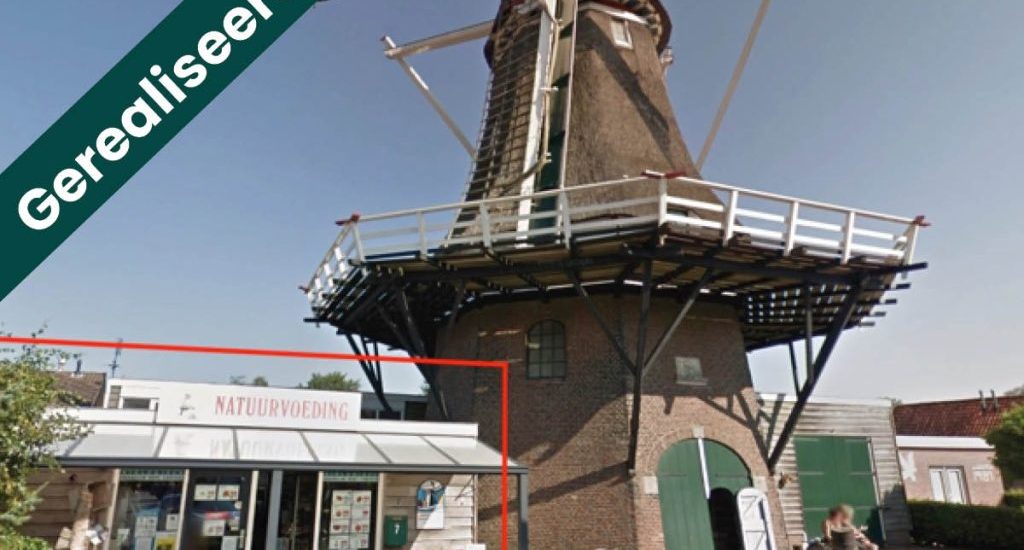 Een winkelruimte met opslag (naast een monumentale molen) voor eigen gebruik